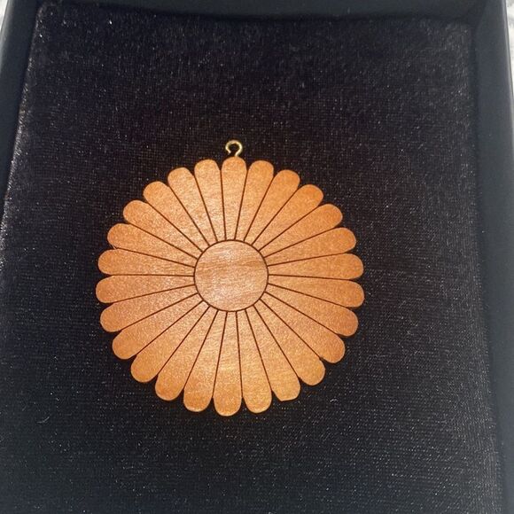 Wood flower pendant - Picture 2 of 3